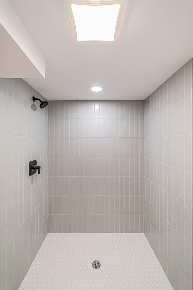 bathroom featuring tiled shower