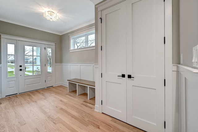 entryway featuring light hardwood / wood-style floors and crown molding