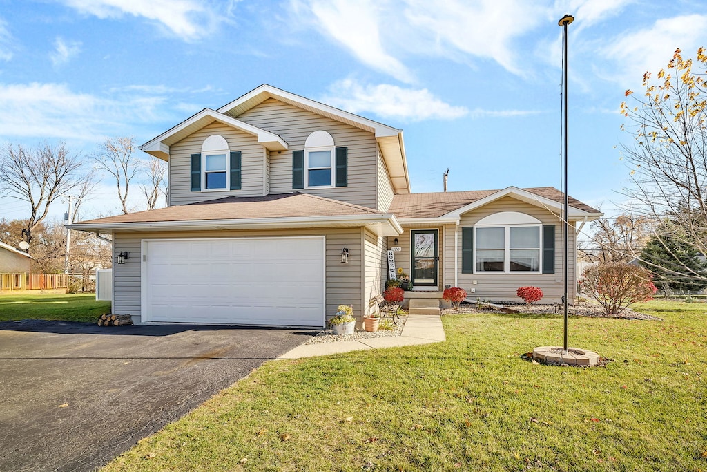 view of front of home featuring a garage and a front yard