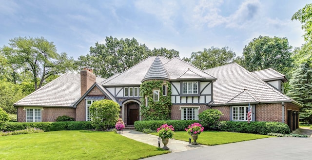 view of front of home featuring a front lawn