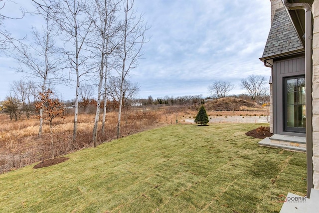 view of yard featuring a rural view