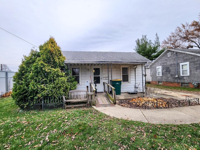 view of front facade featuring a porch and a front yard