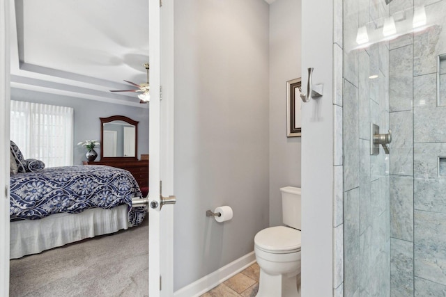 bathroom with ceiling fan, tiled shower, and toilet