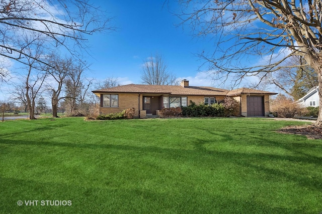 ranch-style home featuring a front lawn