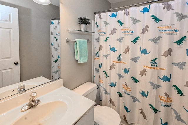 bathroom featuring a shower with curtain, vanity, and toilet