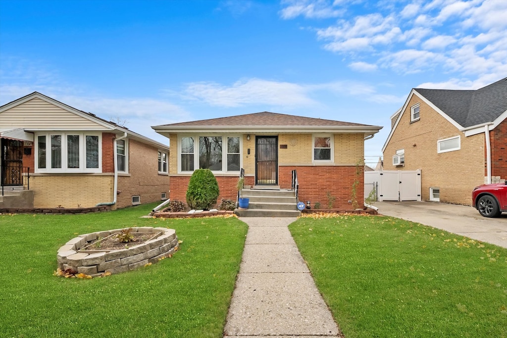 bungalow-style home featuring a front lawn