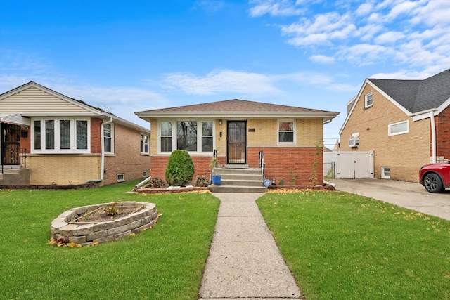 bungalow-style home featuring a front lawn