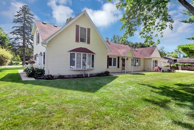 view of front facade with a front lawn