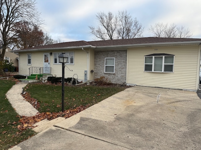 single story home featuring a front yard