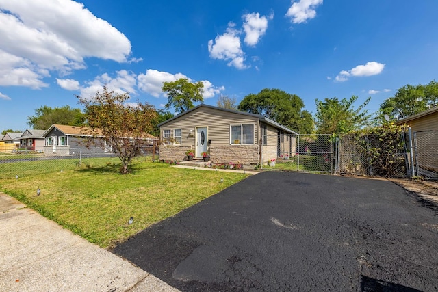 view of front of house featuring a front lawn