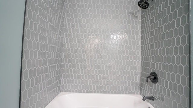 bathroom with tiled shower / bath