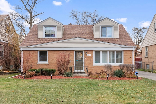 view of front of property featuring a front lawn