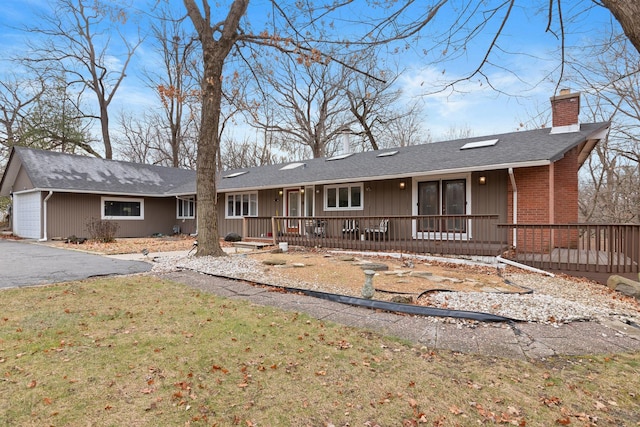 ranch-style house featuring a front lawn and a garage