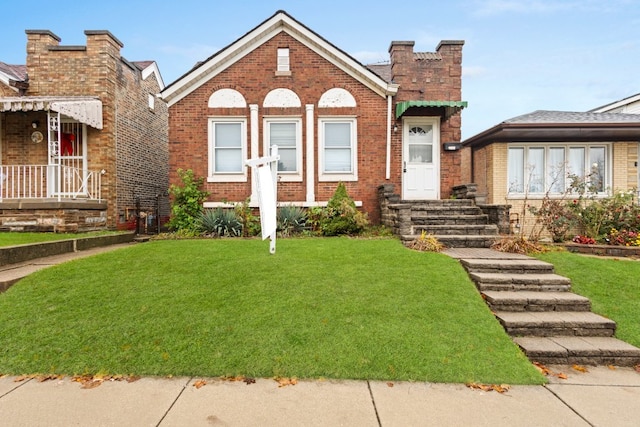 view of front of home featuring a front yard