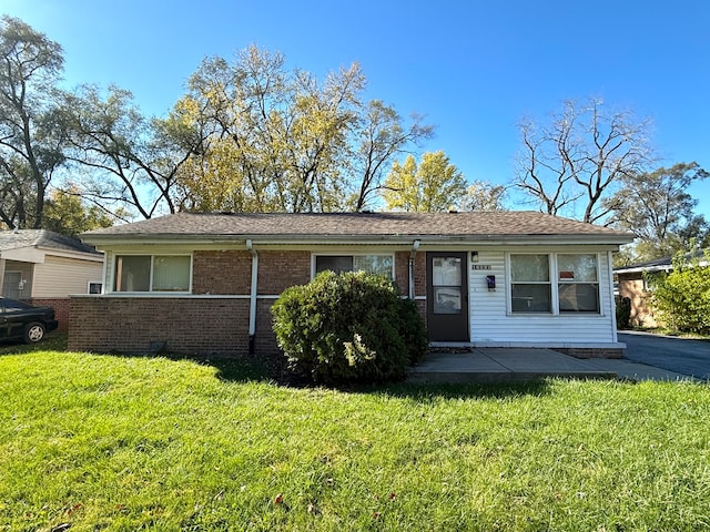 view of front of house featuring a front lawn