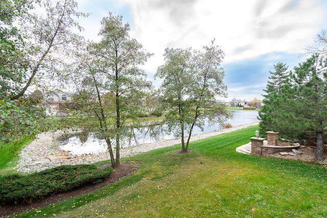 view of yard featuring a water view