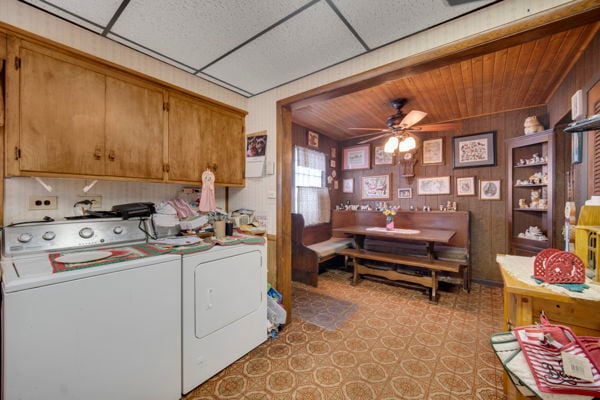 washroom featuring ceiling fan, cabinets, and independent washer and dryer