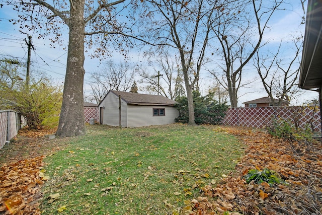 view of yard featuring an outbuilding