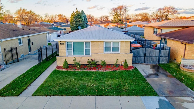 view of front of property featuring a lawn