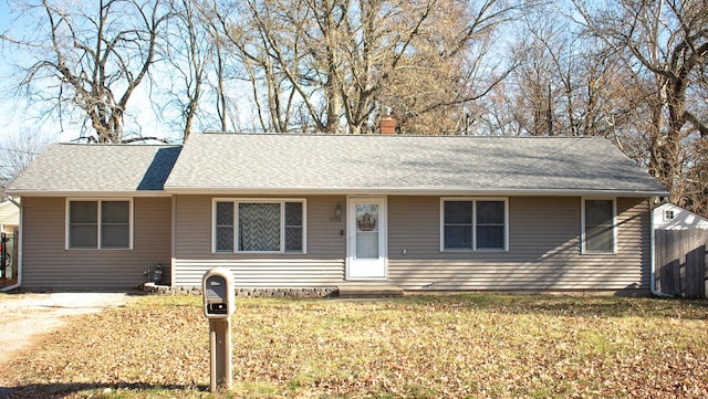 ranch-style home featuring a front lawn