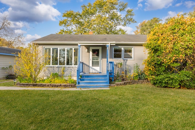 view of front of house with a front lawn