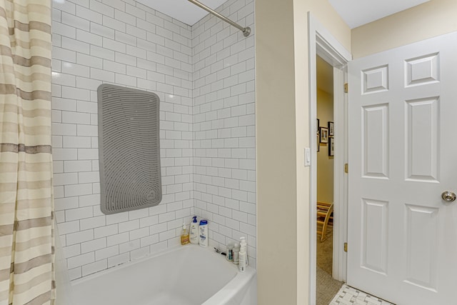 bathroom featuring shower / bath combo with shower curtain