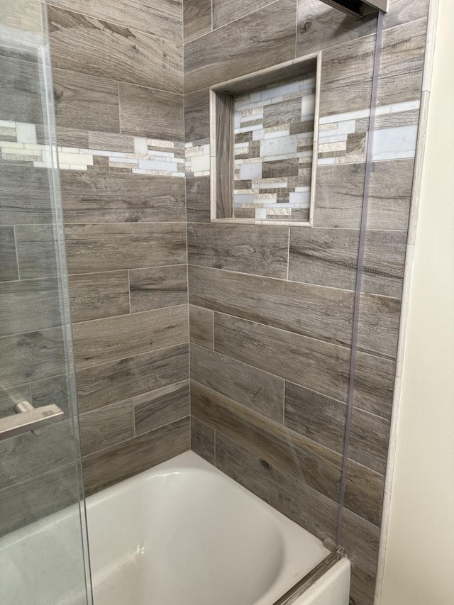 bathroom featuring tiled shower / bath