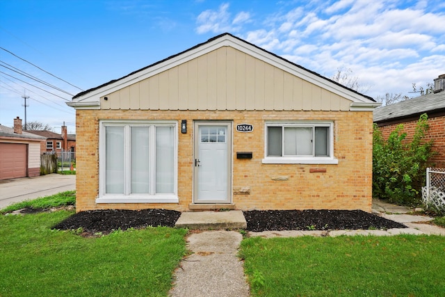 view of front of property with a front yard