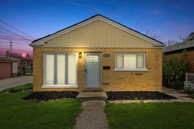 view of front of home featuring an outdoor structure and a yard