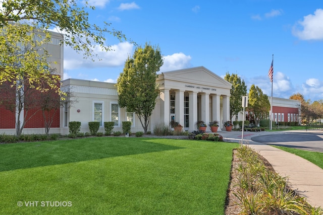 view of front of property featuring a front yard