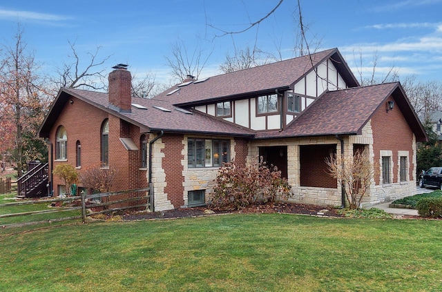 view of front of house featuring a front yard