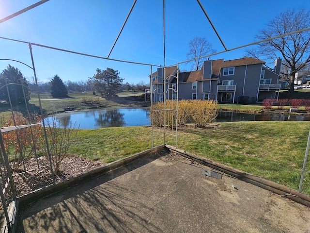 view of yard featuring a water view