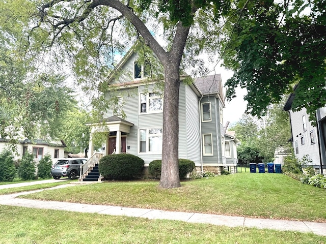 view of front of property featuring a front lawn