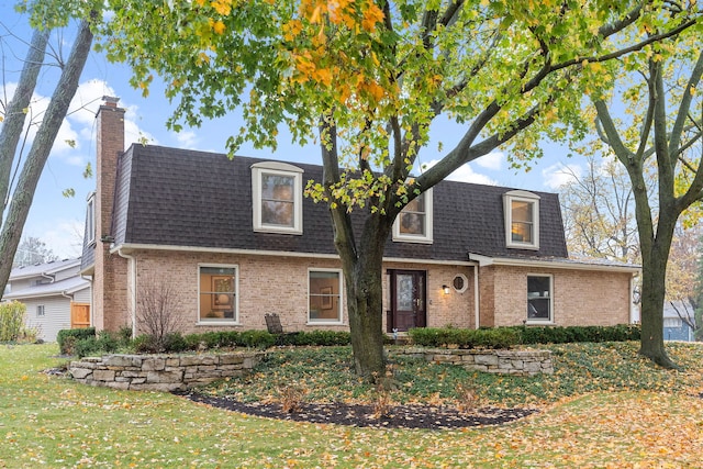 new england style home featuring a front lawn