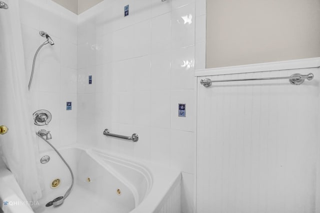 bathroom with tiled shower / bath combo