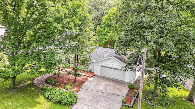 view of front of house featuring a front yard and a garage