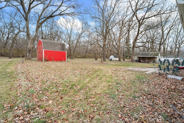 view of yard featuring a shed