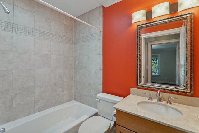 carpeted spare room featuring crown molding and ceiling fan