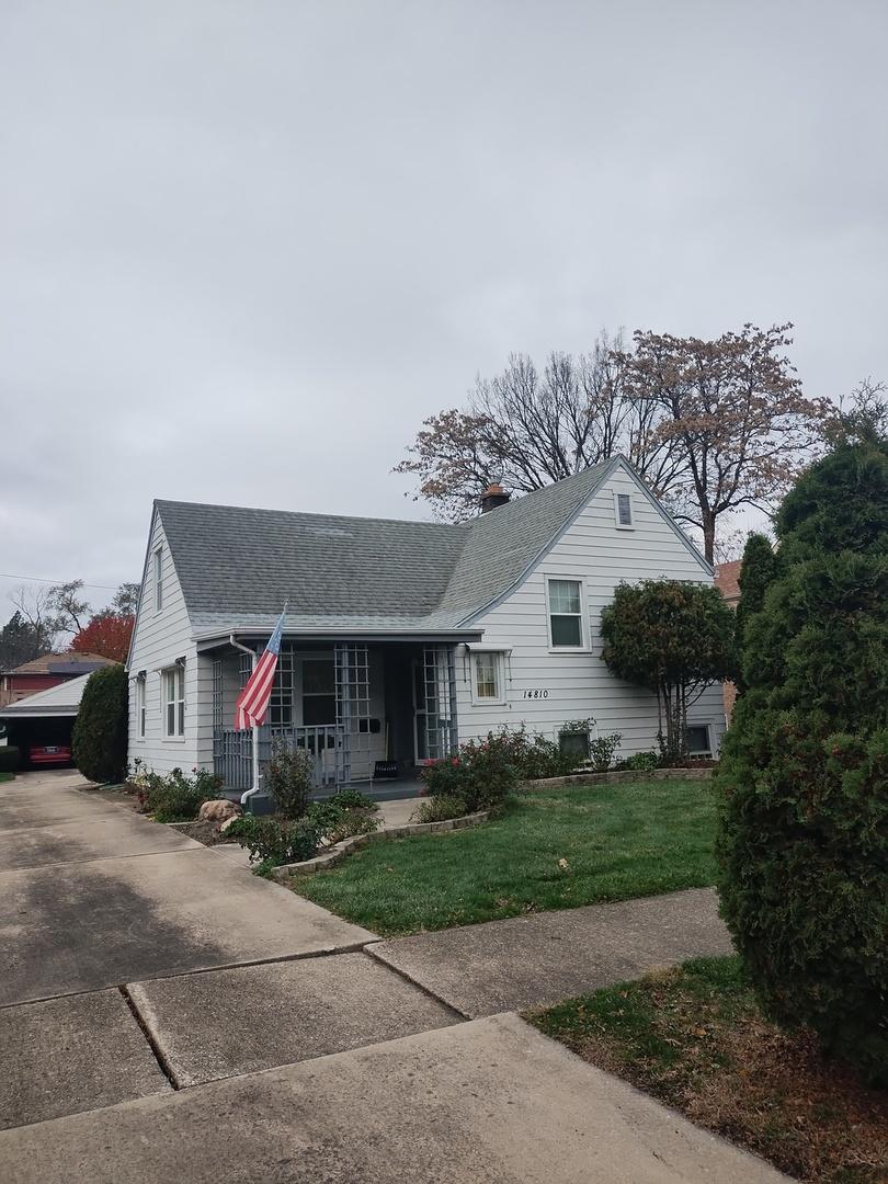 view of front of home featuring a front lawn and covered porch