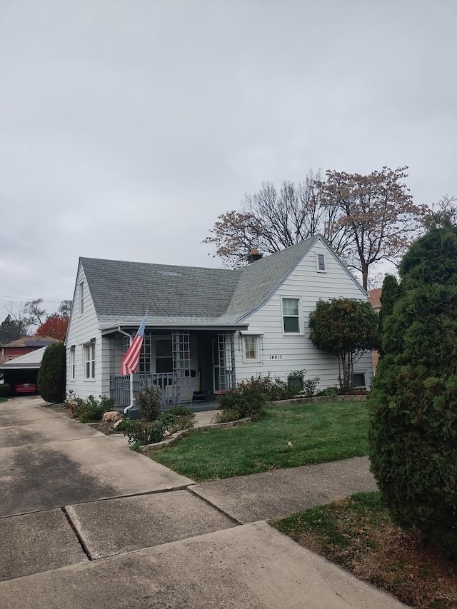 view of front of home featuring a front lawn and covered porch