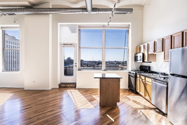 kitchen with a center island, stainless steel appliances, light hardwood / wood-style floors, and sink