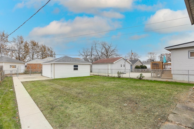 view of yard with an outbuilding