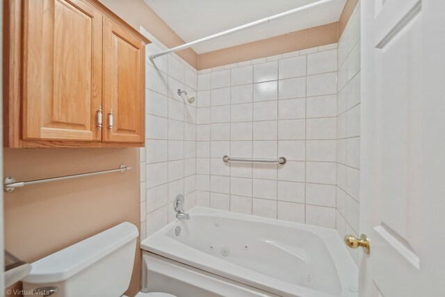 bathroom with toilet and tiled shower / bath