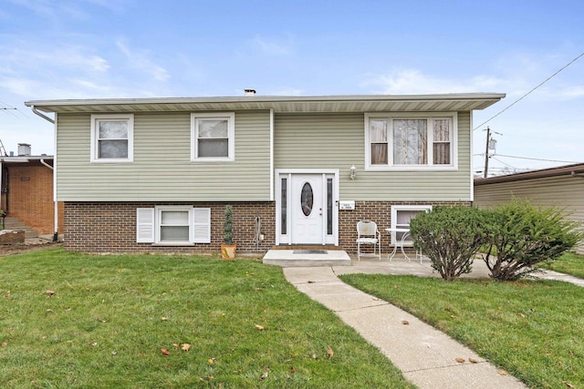 bi-level home featuring a front yard