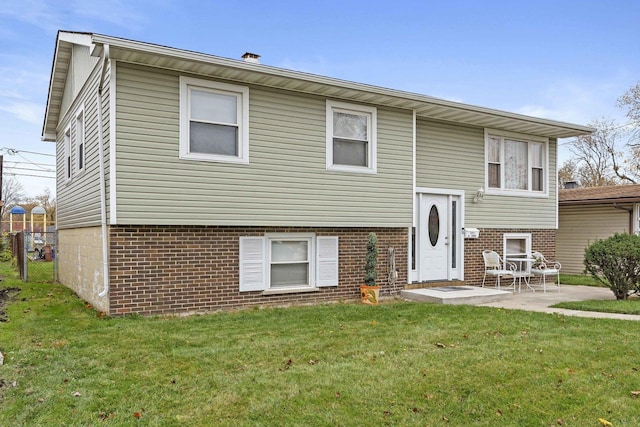 view of front of house featuring a patio area and a front yard