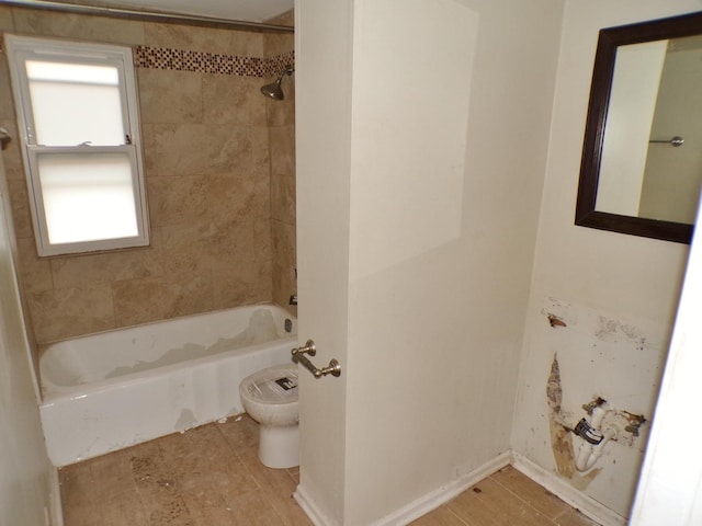 bathroom with tiled shower / bath and toilet