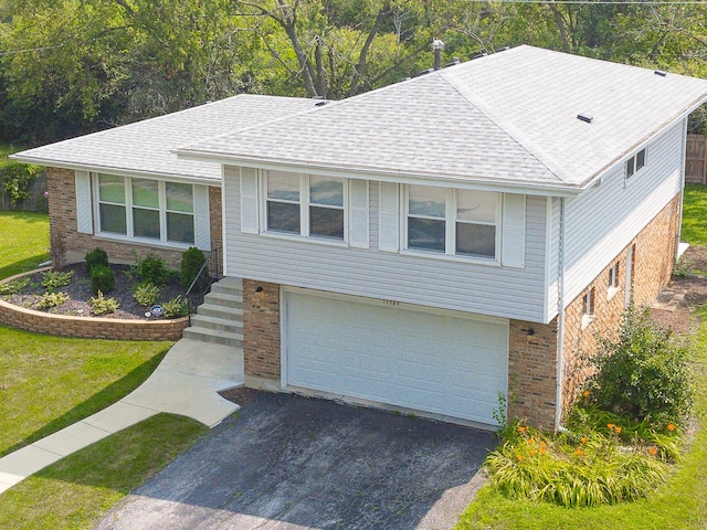 view of front of property featuring a front yard and a garage