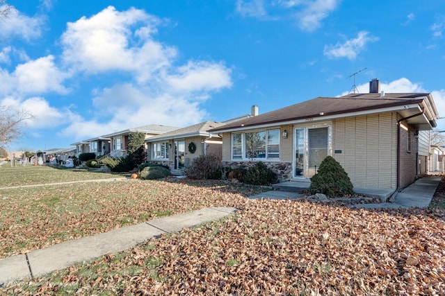 ranch-style home featuring a front lawn