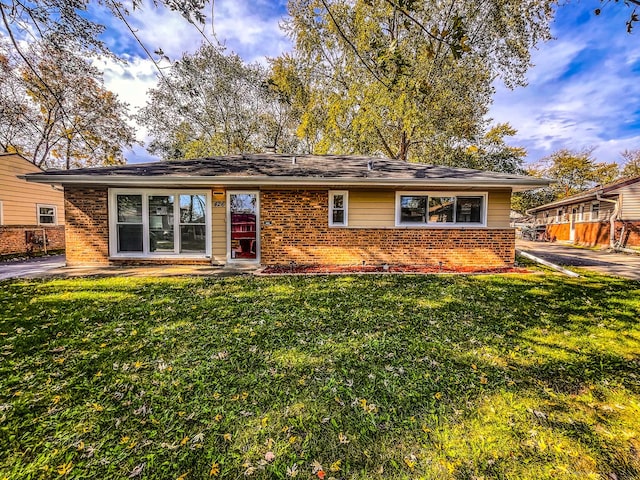 view of front of home featuring a front lawn