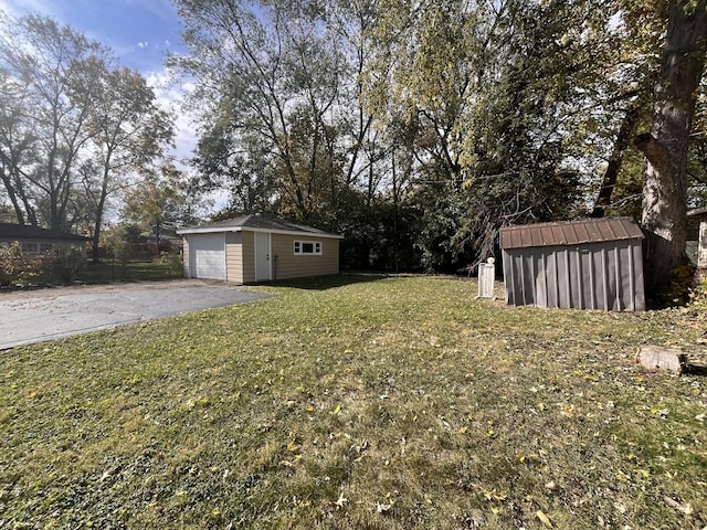 view of yard featuring a storage unit